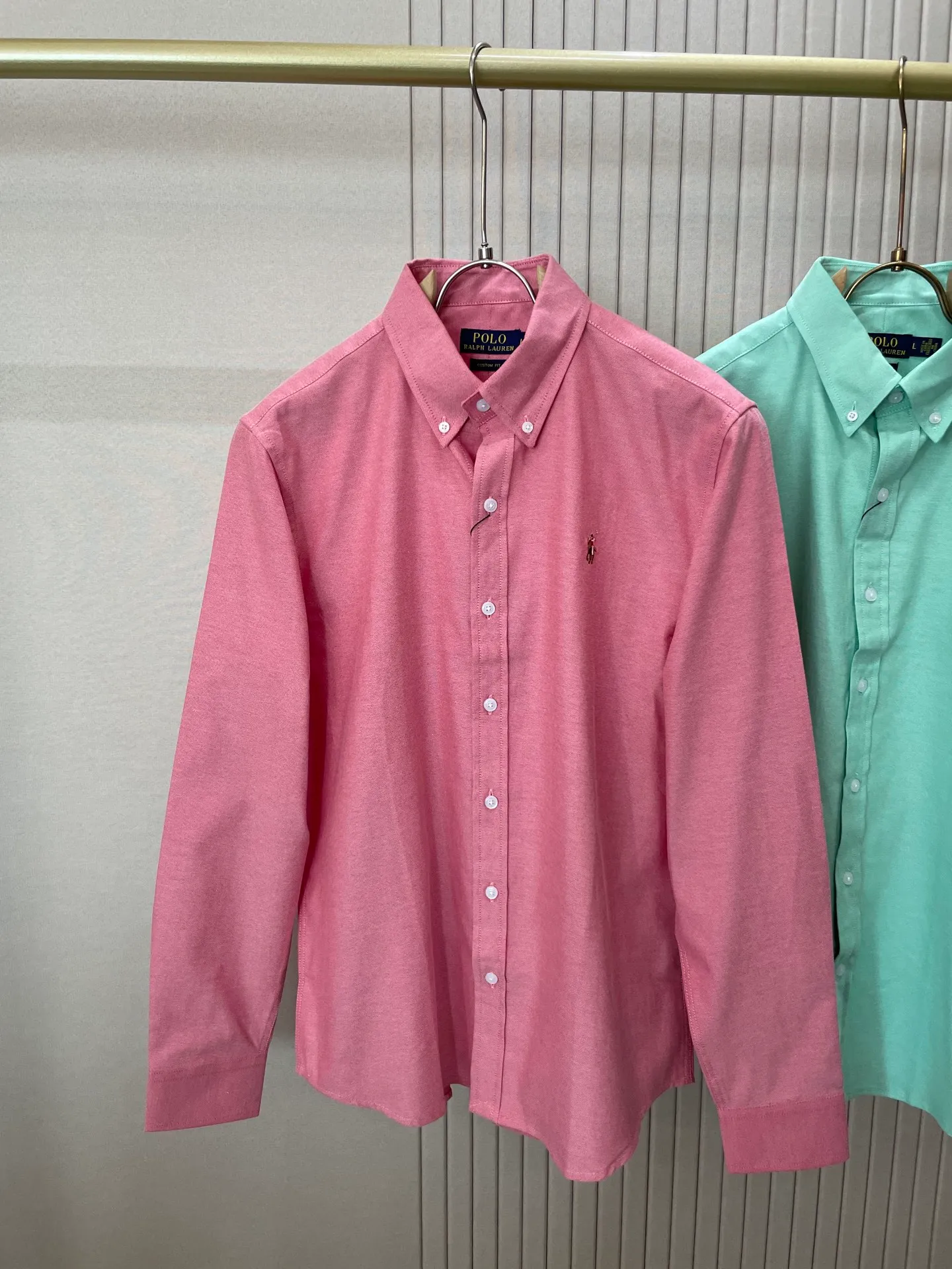 P220 🌸🌸🌸 POLO Ralph Lauren [High Quality] Classic shirt! Classic casual shirt made of pure cotton fabric with unique design, simple, clean and classic version design. It is a versatile style that can be switched at will. The fabric feels soft and delicate, highly breathable, close to the skin and comfortable to wear. It can be worn alone as an inner layer. Its versatile performance is beyond your imagination! The upper body of the ready-to-wear is simple and classic yet elegant! Size:M-XXL
